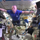 Ilustración para el artículo titulado La tripulación de la ISS hace el primer mannequin challenge en microgravedad
